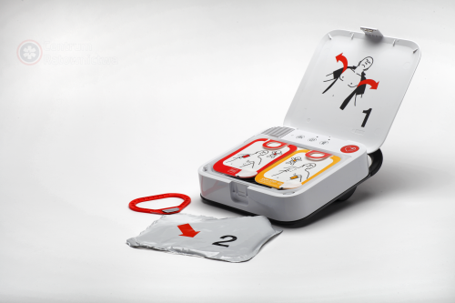 LIFEPAK CR2 Open Right w Electrodes.png